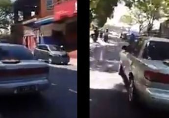 Bikin Ngakak! Sebuah Mobil Sedan Melaju di Tengah Jalan Bawa Rengginang yang Dijemur