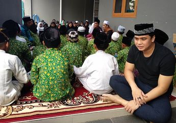 Billy Syahputra Ajak Anak Yatim Ziarah ke Makam Olga Syahputra
