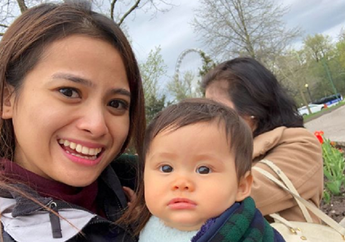 Baru Berusia 8 Bulan, Anak Acha Septriasa Sudah Pandai Pose di Depan Kamera!