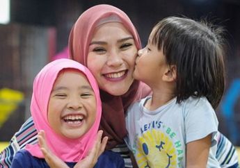 Zaskia Adya Mecca Punya Cara yang Beda Bangunkan Anak-anaknya Sahur