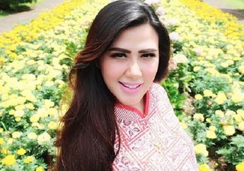 Unggah Foto Pakai Mukena, Make Up Tebal Rey Utami Dipertanyakan