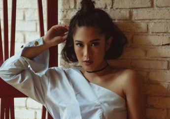 Mengintip Penampilan Seksi Dian Sastrowardoyo dengan Slash Neck Dress Saat Berlibur ke Italia