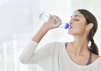 Bahaya Minum Sambil Berdiri Bisa Menyebabkan Penyakit Serius, Simak Penjelasannya Berikut Ini!