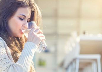 Minum Air Sambil Berdiri Bahaya Nggak ya? Begini Penjelasannya