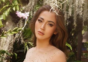 Pose Tiduran di Tangga, Penampilan Seksi Jessica Iskandar dengan Stocking Mahal Jadi Sorotan!