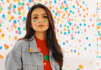 Biar Makin Fresh, yuk Contek 3 Mix and Match Scarf ala Amanda Rawles