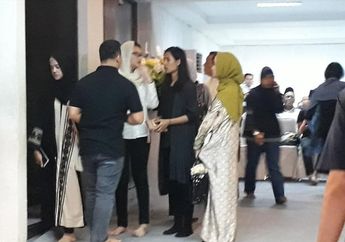 VIDEO : Kedatangan Jenazah Adara Taista, Menantu Hatta Rajasa di TPU Tanah Kusir