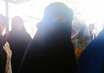 Hadiri Sidang Perceraiannya dengan Opick, Dian Rositaningrum Ditemani Anak