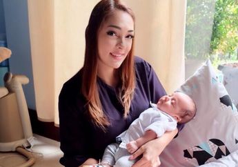 Nggak Boleh Sembarangan, Ini Tips Menggendong Bayi Ala Reisa Broto Asmoro