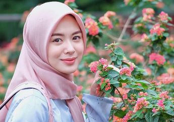 Inspirasi Mix and Match Hijab Pastel ala Ayana Moon, Seleb Korea yang Jadi Mualaf