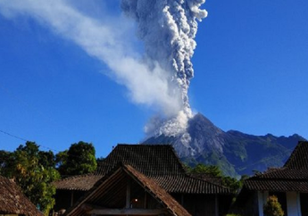 Merapi Kembali Erupsi Dini Hari, Terdengar Suara Gemuruh dan Hujan Abu Selimuti Magelang