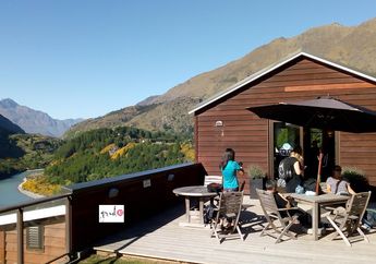 Sensasi Berendam Air Panas di Antara Pegunungan Selandia Baru