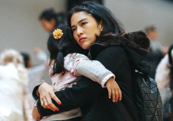 Kompaknya Dian Sastro dan Buah Hati dalam Balutan Floral Kaftan, Mirip Nggak nih?