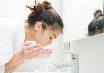Malas Bersihkan Wajah? Ikuti Cara Double Cleansing Paling Praktis dari Dokter Spesialis Kulit Berikut Ini!