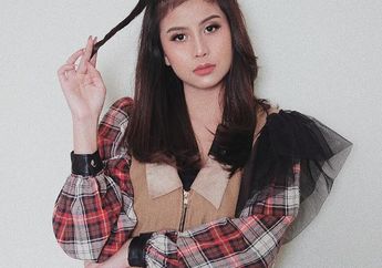 Tampil Cantik di Pepohonan, Awkarin Ngegombal Pakai Puisi Romantis!