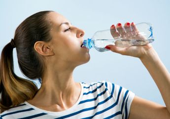 Tak Hilangkan Haus, Ini 5 Alasan Kenapa Kamu Dilarang Minum Sambil Berdiri