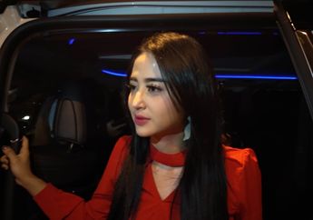 Sibuk Kerja, Dewi Perssik Tetap Kejar Target Khatam Alquran Selama Ramadan