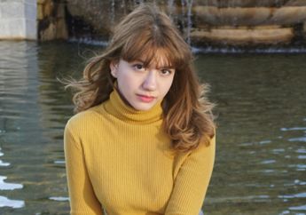 Contek Gaya Cassandra Lee dengan Plaid Mini Skirt yang Cocok Untuk Outfit Weekendmu