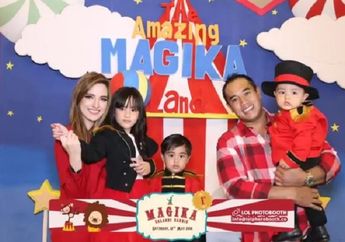 Foto Keluarga Nia Ramadhani yang Tak Rapi, Gaya Mikhayla Persis Model!