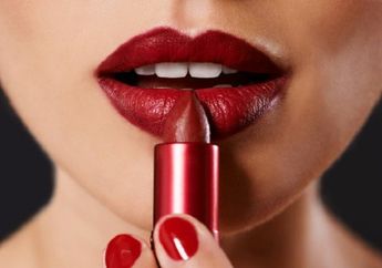 3 Warna Lipstik yang Cocok Untuk Si Bibir Gelap, Apa Aja ya?