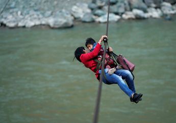 Hidup Penduduk Pegunungan Ini Bergantung Pada Seutas Jembatan Kabel