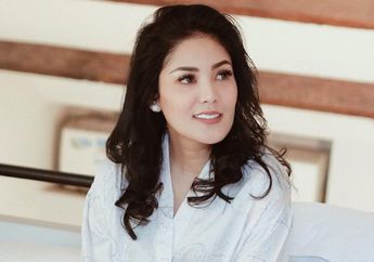 Contek OOTD Nindy Ayunda dalam Balutan Kaftan, Biar Gayamu Makin Stunning Saat Hari Raya