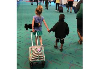 Foto Kedua Anak Kecil Bergandengan Tangan di Bandara Viral, Pihak Maskapai Beri Keluarganya Hadiah 