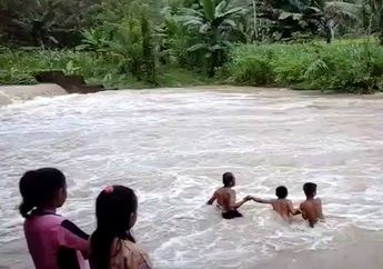 Pantang Menyerah,&nbsp;Bocah-bocah Ini Nekat Pertaruhkan Nyawa Berenang di Arus Deras Demi Bersekolah