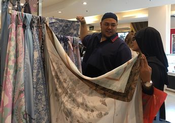 Kece! Ivan Gunawan Bangga Layani Sendiri Pembeli di Butik Hijabnya