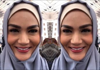 Mengintip Penampilan Simpel Krisdayanti Saat Ibadah Umrah dengan Kacamata Belasan Jutanya