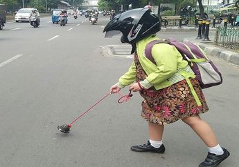 Pungut Ranjau Paku Buat Kebaikan, Perbuatan Gadis Kecil ini Patut Diacungi Jempol