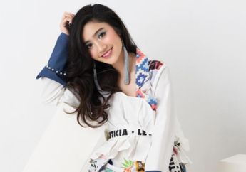 Gaya Kasual Febby Rastanty dengan Two Tone Denim Cocok untuk Anak Kuliahan, Contek yuk!