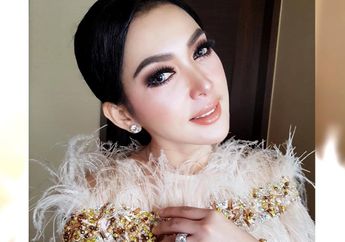 Tak Seperti Biasanya, Syahrini Tampil Sederhana dengan Paduan Stocking, Ternyata Segini Harganya!