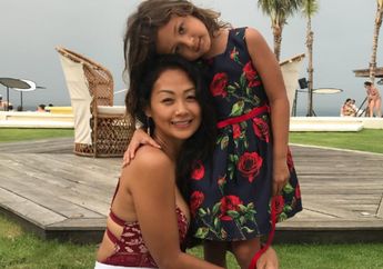 Sama-sama Seksi, Intip Gaya Kompak Indah Kalalo dan Buah Hatinya dengan Backless Dress yang Elegan