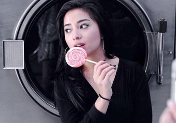 Biasa Tampil Glamor, Intip Deretan Gaya Kasual Nikita Willy dengan Celana Denim, Keren Banget!