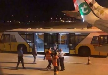 Sebuah Pesawat Sampai Mendarat Darurat Lantaran Bau Badan Menyengat Seorang Penumpang