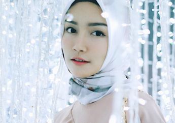 Contek Gaya Boyish Looks ala Melody Prima dengan Cropped Denim Jacket, Cocok Buat Hijabers nih!