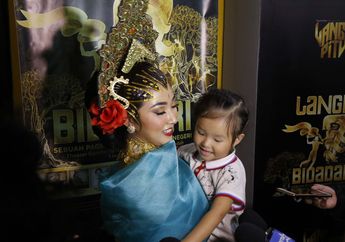 Sarwendah Ajarkan Thalia Budaya Indonesia Melalui Pentas Langit Tujuh Bidadari