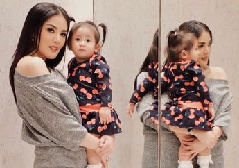Walau Masih Kecil, Anak Nindy Ayunda Udah Tampil Kece dengan Tas Seharga Jutaan Rupiah