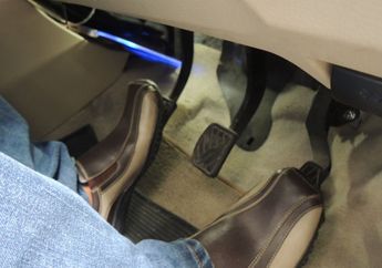 Mudik Pakai Mobil Manual, Ini 4 Kesalahan Seputar Pedal Kopling