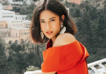 Gaya Rock N Roll Dian Sastrowardoyo dengan Lipstik Warna Hitam, Nyentrik Banget!