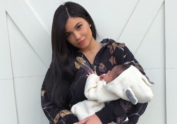 Cari Tahu Harga Gendongan Bayi Milik Kylie Jenner Saat Menggendong Baby Stormi yuk!