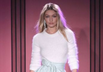 Mencuri Perhatian, Gigi Hadid Tampil dengan Balutan Jumpsuit Penuh Warna di CFDA Awards 2018