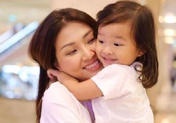 Ketika Thalia Membantu Sarwendah yang Lagi Menyetrika Pakaian, Pinter Banget!