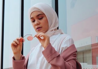 Inspirasi Padu Padan Blazer ala Tantri Namirah, Tetap Trendi Meski Tabrak Motif nih!