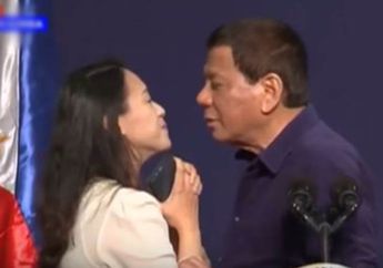 Presiden Filipina Cium Seorang Wanita di Hadapan Ribuan Orang, Aksinya Tuai Kecaman