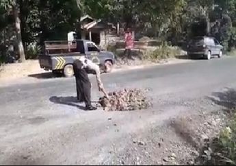 Menolak Apatis, Dua Polisi Di Kalimantan Timur Tambal Jalan Berlubang