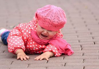 Mengenal Sindrom Anak Kikuk, Penyakit yang Membuat Si Kecil Sulit Berjalan dan Sering Terjatuh