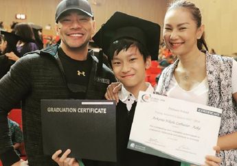 Kecup Pipi Ayahnya, Anak Deddy Corbuzier Lagi-lagi Bikin Bangga