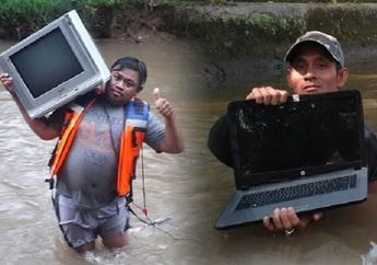 Bukan Hanya Sampah, Kalian Juga Bisa Menemukan Laptop dan TV di Aliran Sungai-sungai Kotor Jakarta